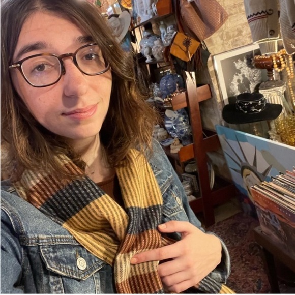 Meet your Posher, Emilee - Picture 1 of 1